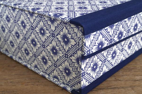 Schreibweise Box mit blauen Leinenkanten